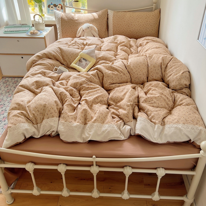 91家纺网 家纺一手货源 找家纺 慕澄家纺 2026新款双层纱针织棉蕾丝花边四件套 咖系小花