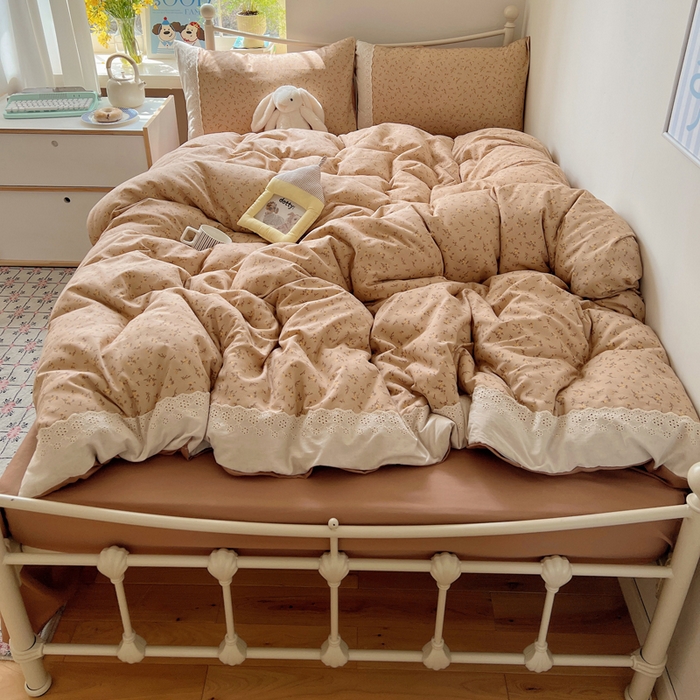 91家纺网 家纺一手货源 找家纺 慕澄家纺 2026新款双层纱针织棉蕾丝花边四件套 咖系小花