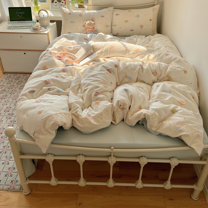 91家纺网 家纺一手货源 找家纺 慕澄家纺 2026新款双层纱针织棉蕾丝花边四件套 小鱼吐泡泡