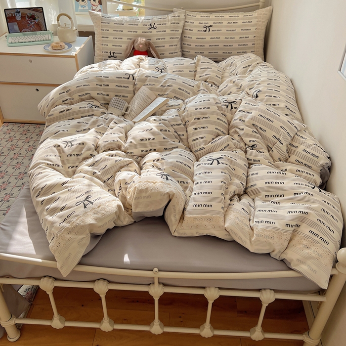 91家纺网 家纺一手货源 找家纺 慕澄家纺 2026新款双层纱针织棉蕾丝花边四件套 字母文学