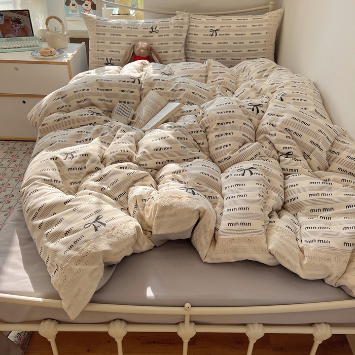 91家纺网 家纺一手货源 找家纺 慕澄家纺 2026新款双层纱针织棉蕾丝花边四件套 字母文学