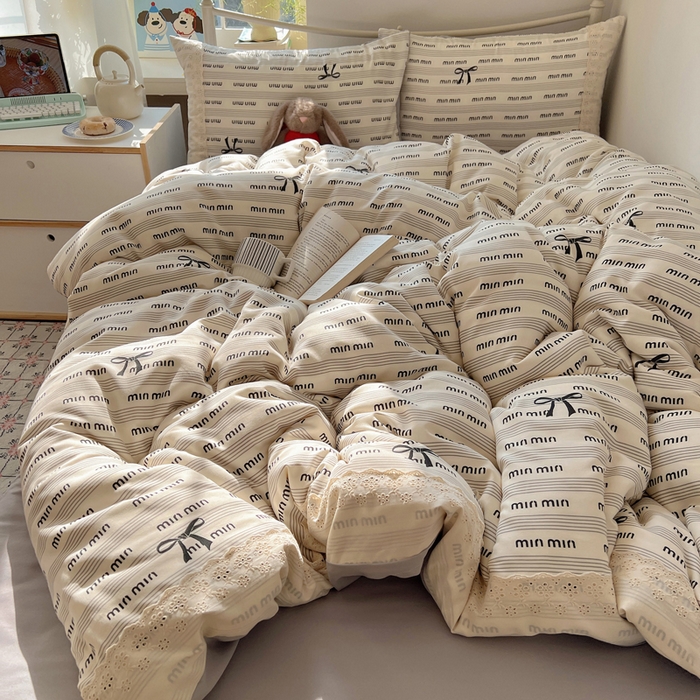 91家纺网 家纺一手货源 找家纺 慕澄家纺 2026新款双层纱针织棉蕾丝花边四件套 字母文学