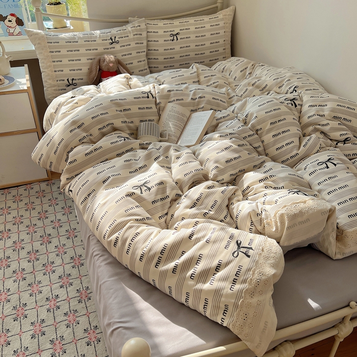 91家纺网 家纺一手货源 找家纺 慕澄家纺 2026新款双层纱针织棉蕾丝花边四件套 字母文学