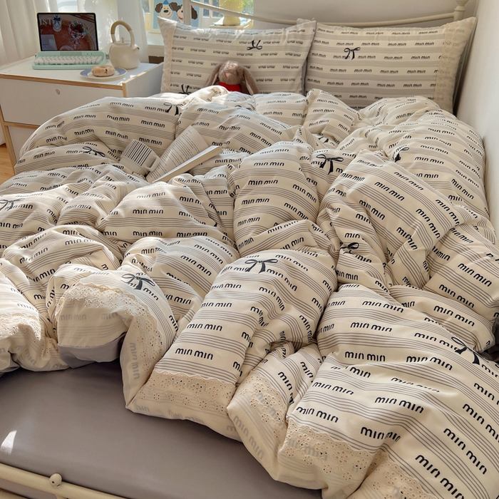 91家纺网 家纺一手货源 找家纺 慕澄家纺 2026新款双层纱针织棉蕾丝花边四件套 字母文学