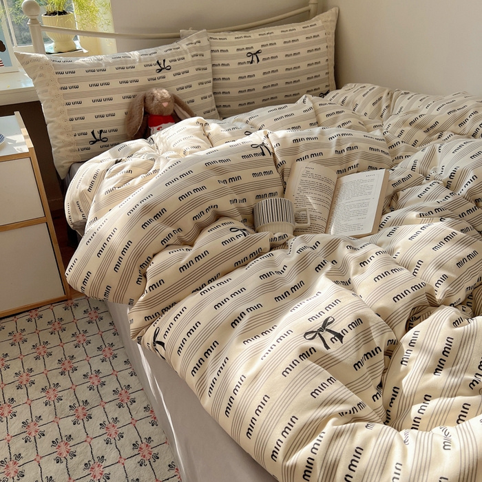 91家纺网 家纺一手货源 找家纺 慕澄家纺 2026新款双层纱针织棉蕾丝花边四件套 字母文学