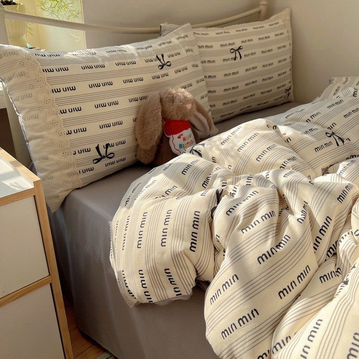 91家纺网 家纺一手货源 找家纺 慕澄家纺 2026新款双层纱针织棉蕾丝花边四件套 字母文学