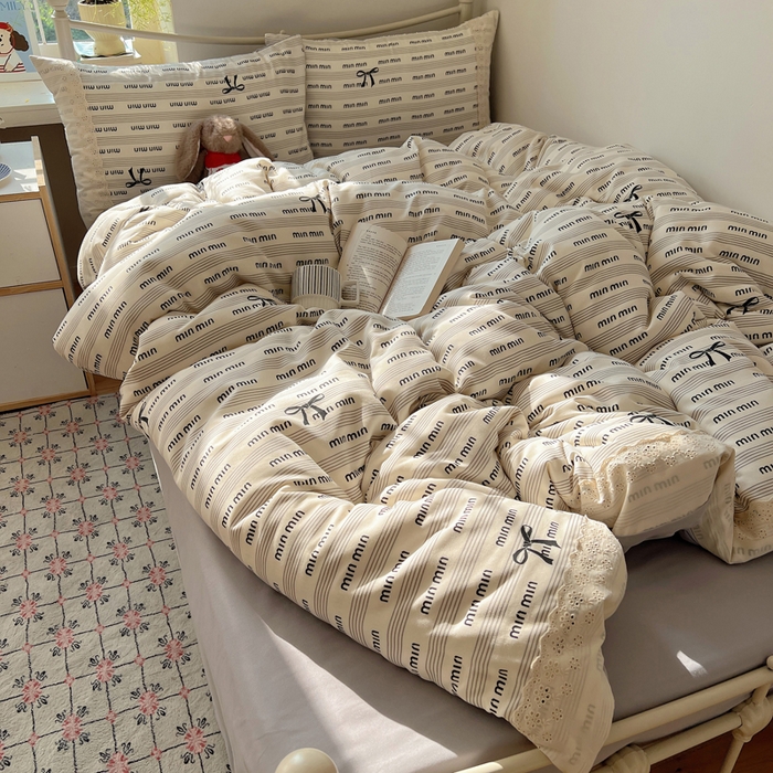 91家纺网 家纺一手货源 找家纺 慕澄家纺 2026新款双层纱针织棉蕾丝花边四件套 字母文学