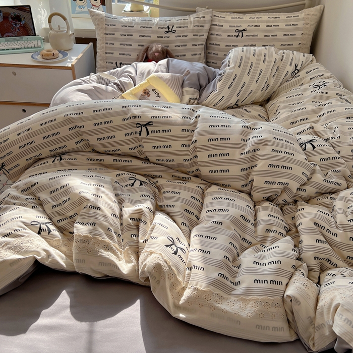 91家纺网 家纺一手货源 找家纺 慕澄家纺 2026新款双层纱针织棉蕾丝花边四件套 字母文学