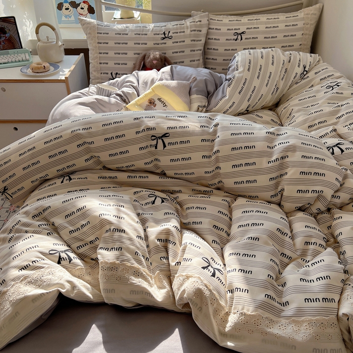 91家纺网 家纺一手货源 找家纺 慕澄家纺 2026新款双层纱针织棉蕾丝花边四件套 字母文学