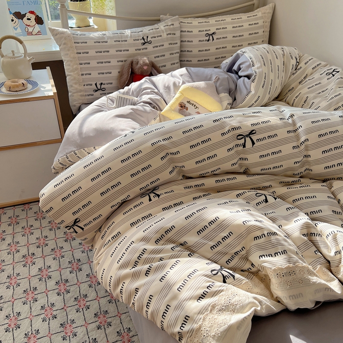 91家纺网 家纺一手货源 找家纺 慕澄家纺 2026新款双层纱针织棉蕾丝花边四件套 字母文学