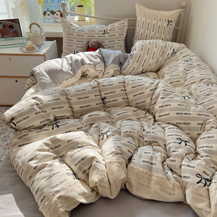 91家纺网 家纺一手货源 找家纺 慕澄家纺 2026新款双层纱针织棉蕾丝花边四件套 字母文学