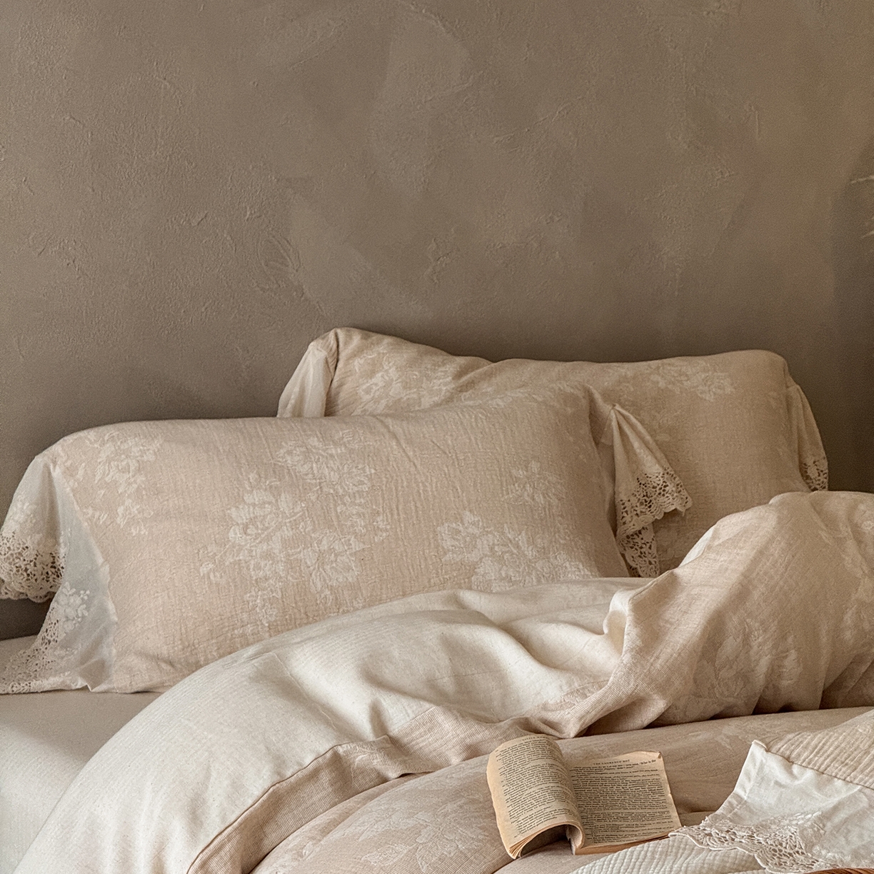 91家纺网 家纺一手货源 找家纺 （总）爱丽丝 2026新品色织提花棉麻四件套-花海甜梦花边款