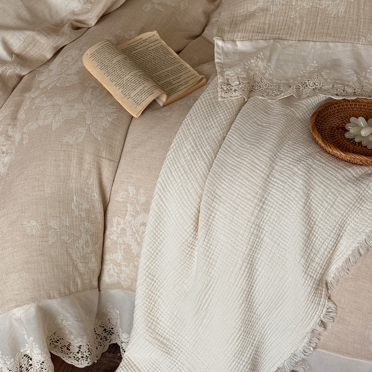 91家纺网 家纺一手货源 找家纺 （总）爱丽丝 2026新品色织提花棉麻四件套-花海甜梦花边款