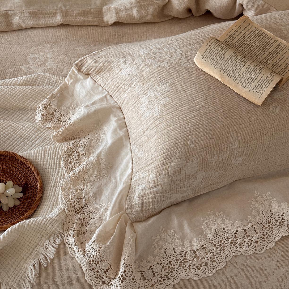 91家纺网 家纺一手货源 找家纺 （总）爱丽丝 2026新品色织提花棉麻四件套-花海甜梦花边款