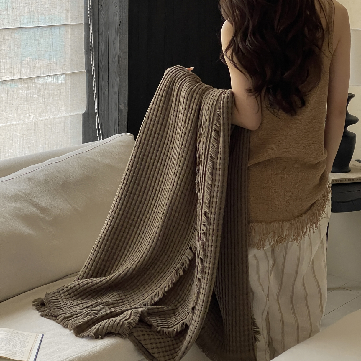 91家纺网 家纺一手货源 找家纺 例外 2026春夏新款华夫格流苏毯毯子多功能盖毯（会员-5） 可可棕