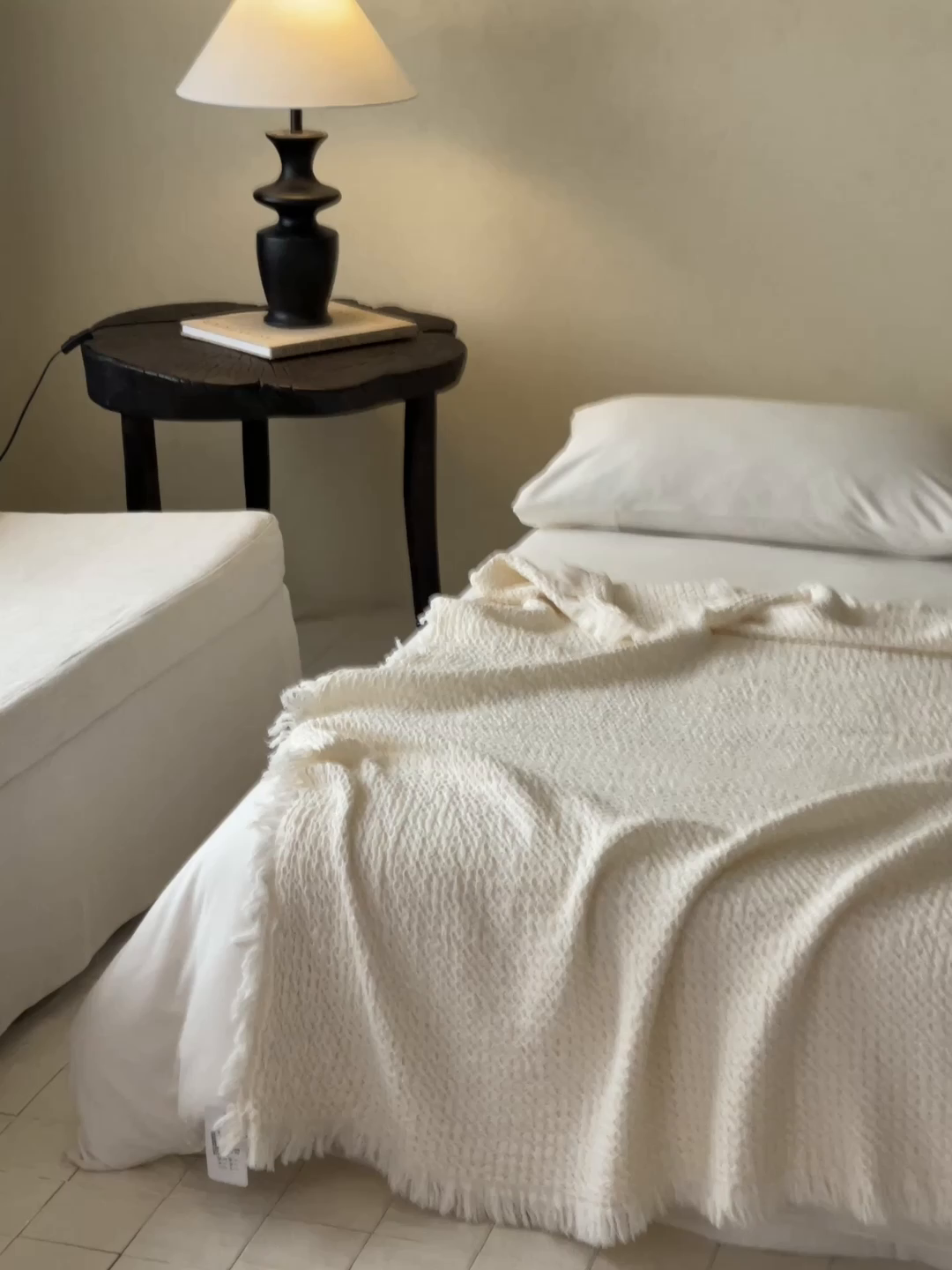 91家纺网 家纺一手货源 找家纺 例外 2026春夏新款华夫格流苏毯毯子多功能盖毯（会员-5） 月光白