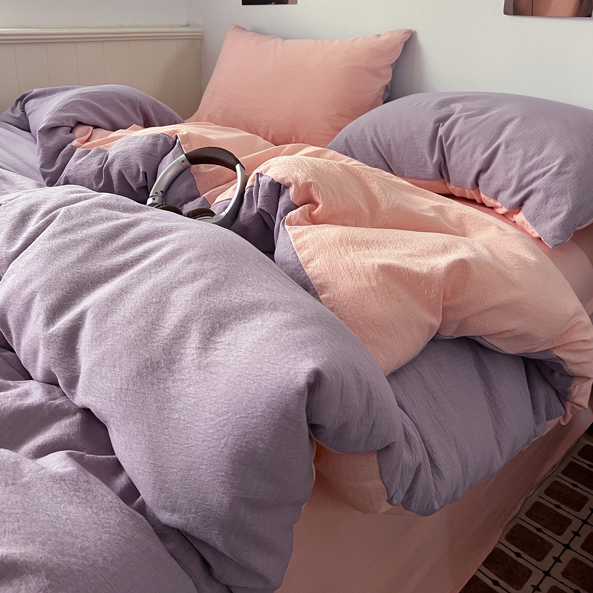 91家纺网 家纺一手货源 找家纺 花伞家居 2026新款简约纯色双拼双层纱高克重水洗棉四件套 风信紫+玉色