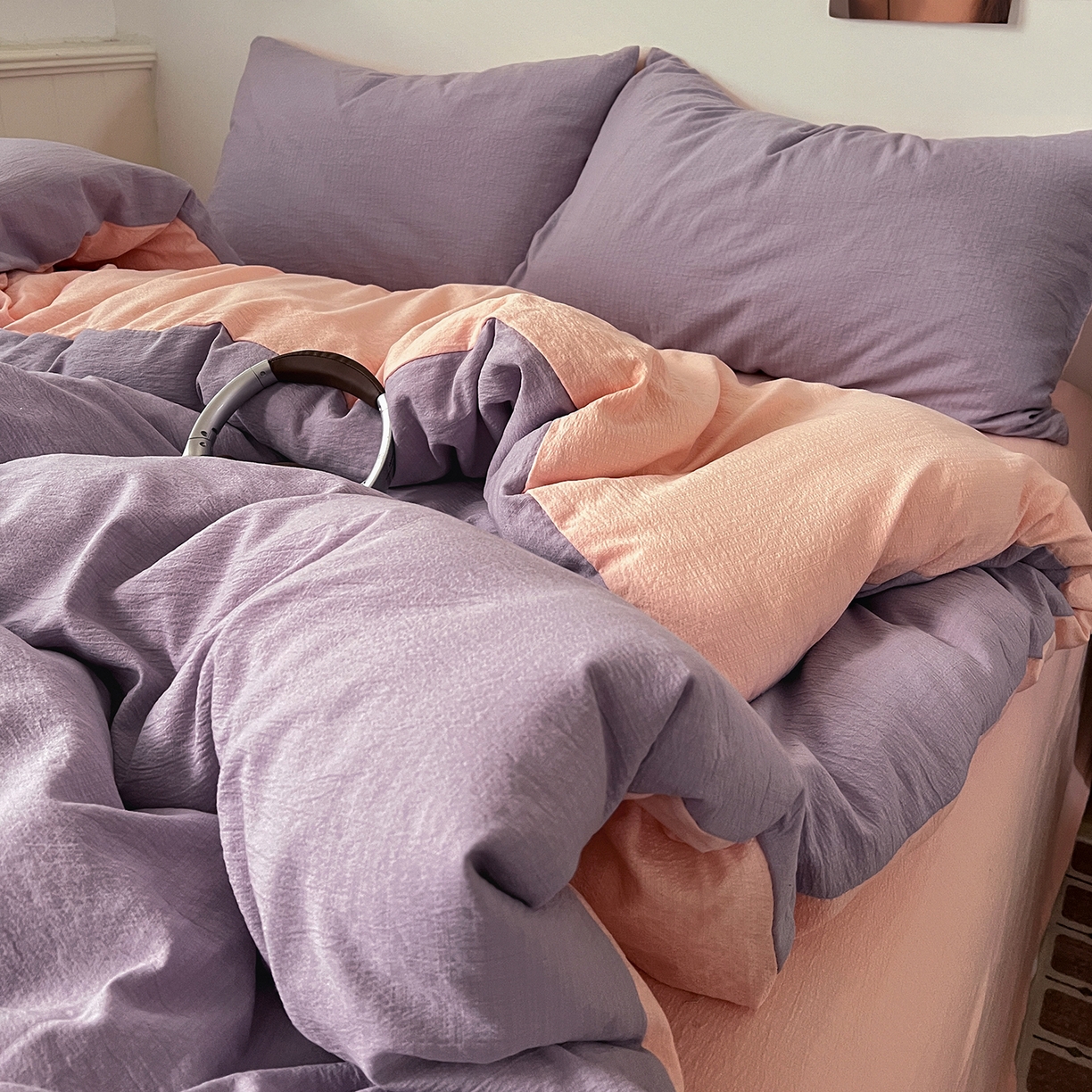 91家纺网 家纺一手货源 找家纺 花伞家居 2026新款简约纯色双拼双层纱高克重水洗棉四件套 风信紫+玉色