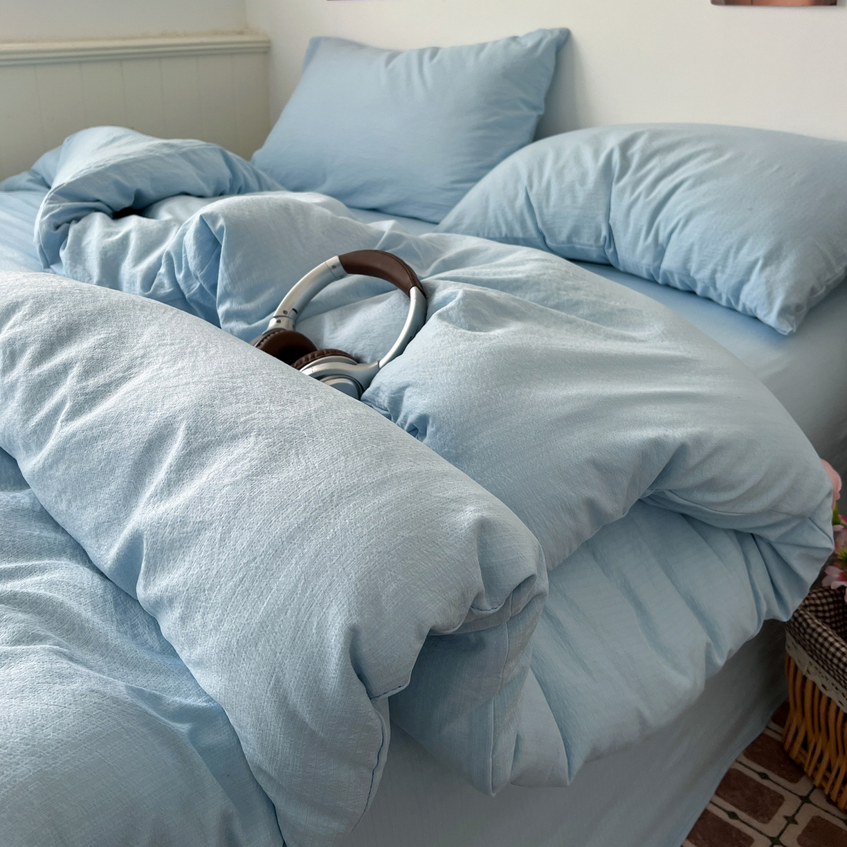 91家纺网 家纺一手货源 找家纺 花伞家居 2026新款简约纯色双拼双层纱高克重水洗棉四件套 涧石蓝