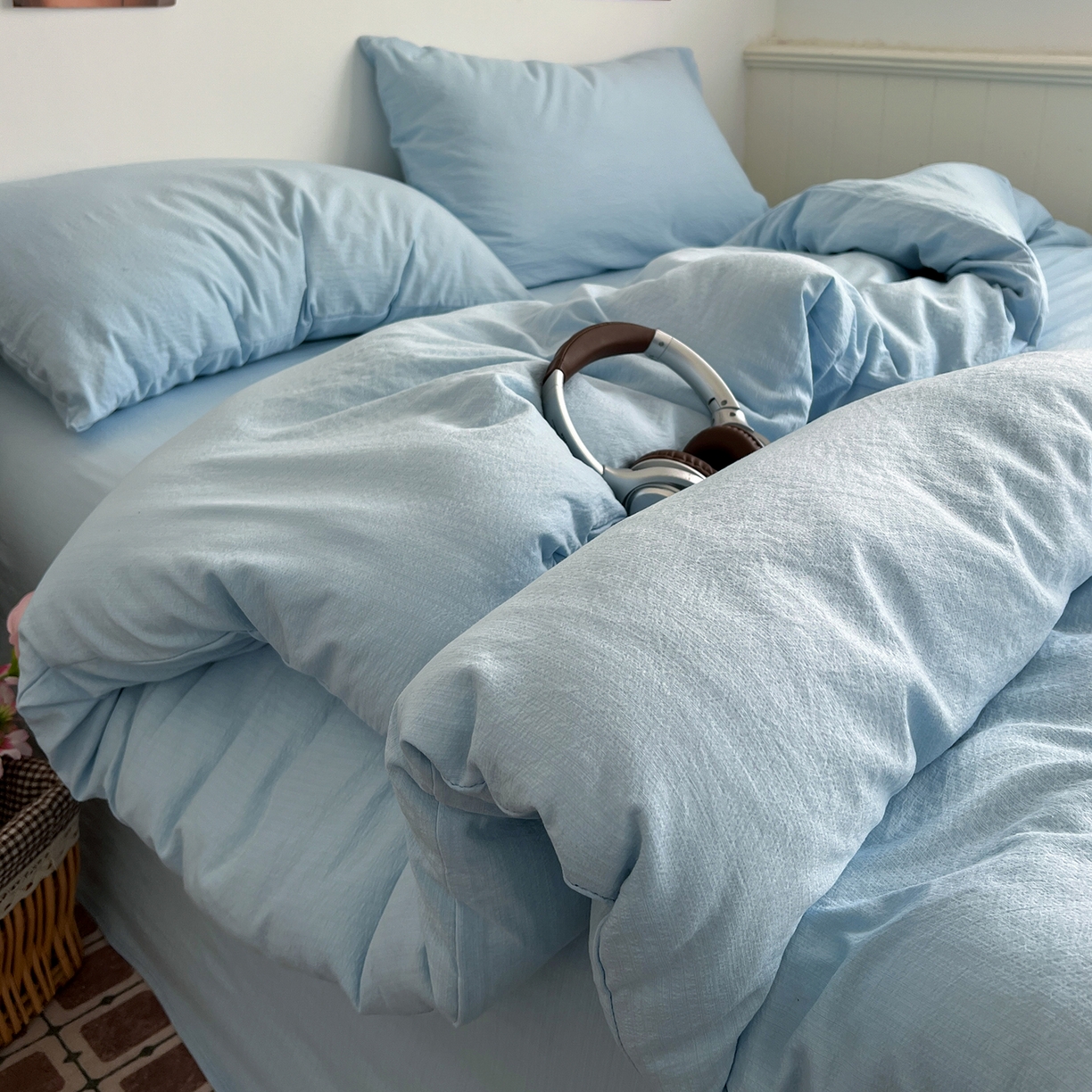 91家纺网 家纺一手货源 找家纺 花伞家居 2026新款简约纯色双拼双层纱高克重水洗棉四件套 涧石蓝