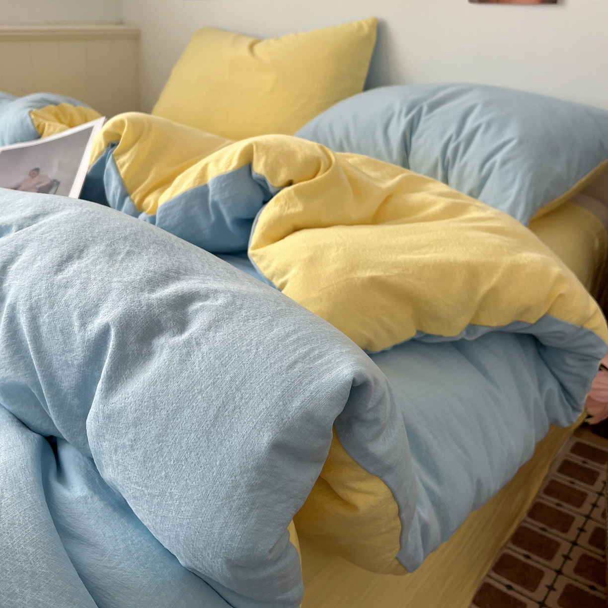 91家纺网 家纺一手货源 找家纺 花伞家居 2026新款简约纯色双拼双层纱高克重水洗棉四件套 涧石蓝+茉莉黄