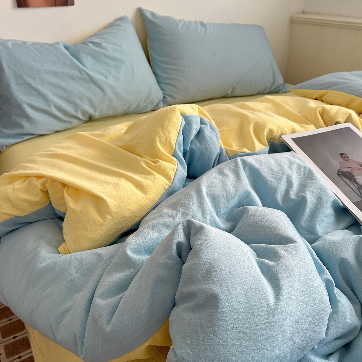 91家纺网 家纺一手货源 找家纺 花伞家居 2026新款简约纯色双拼双层纱高克重水洗棉四件套 涧石蓝+茉莉黄