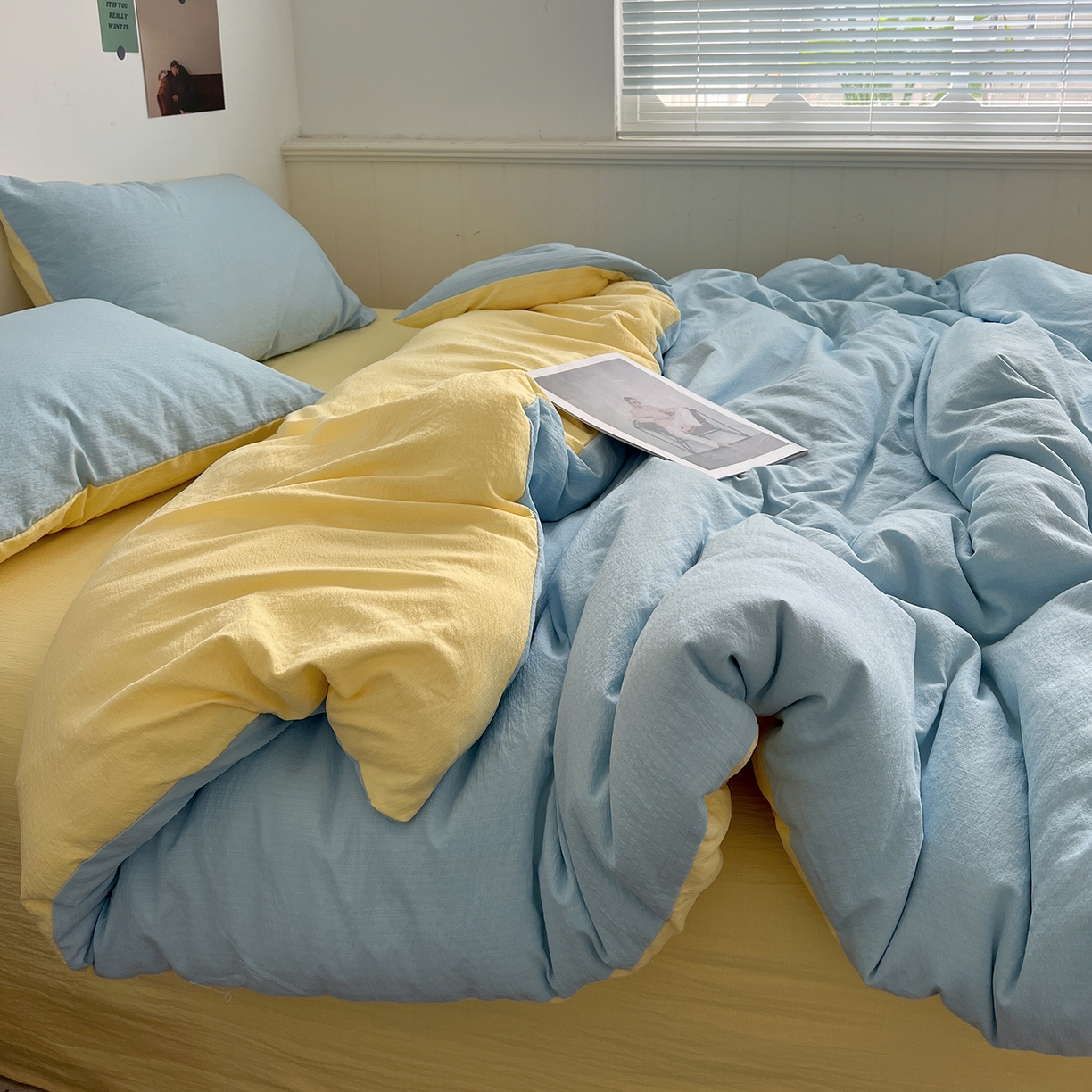 91家纺网 家纺一手货源 找家纺 花伞家居 2026新款简约纯色双拼双层纱高克重水洗棉四件套 涧石蓝+茉莉黄