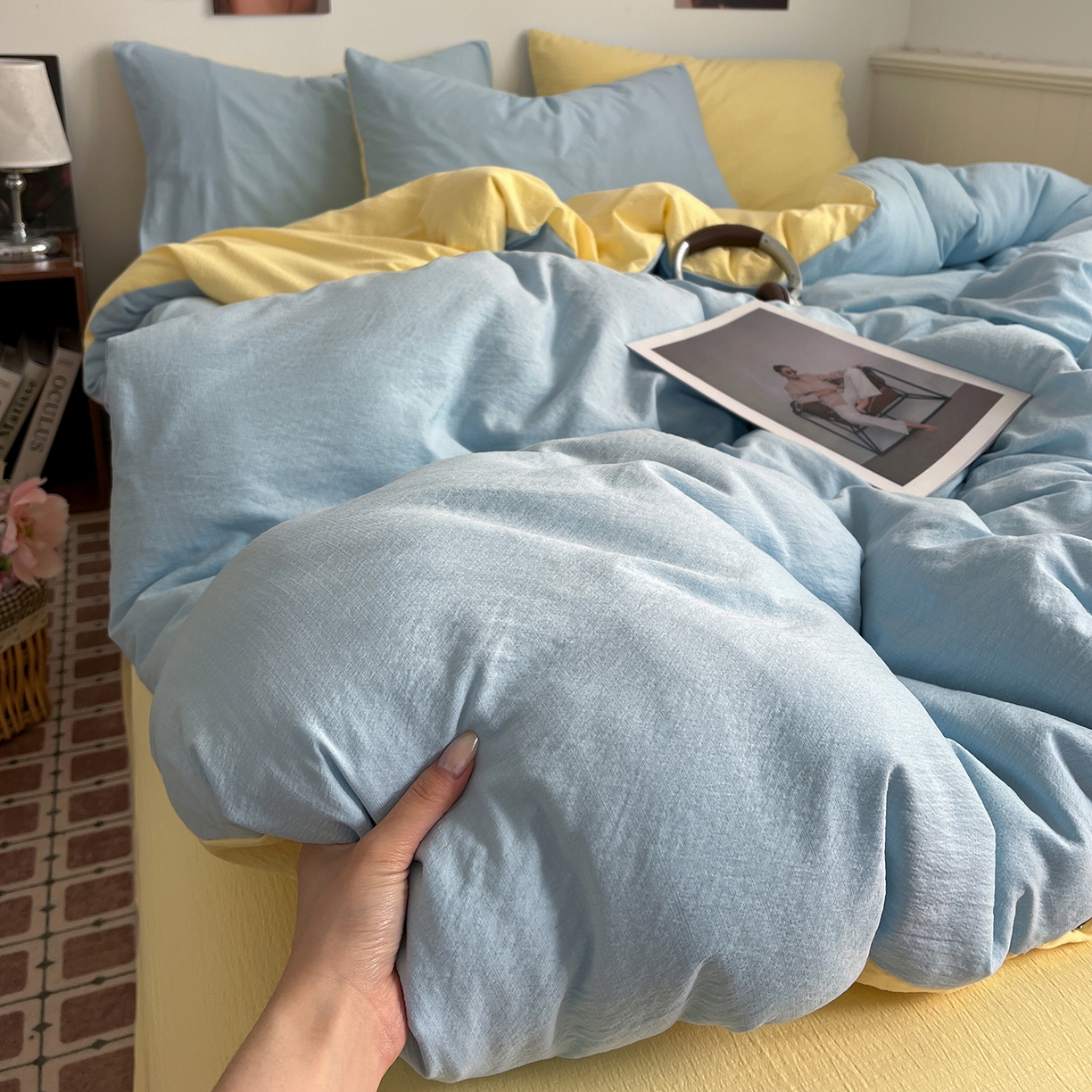 91家纺网 家纺一手货源 找家纺 花伞家居 2026新款简约纯色双拼双层纱高克重水洗棉四件套 涧石蓝+茉莉黄