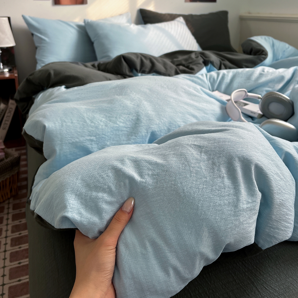 91家纺网 家纺一手货源 找家纺 花伞家居 2026新款简约纯色双拼双层纱高克重水洗棉四件套 涧石蓝+石墨灰