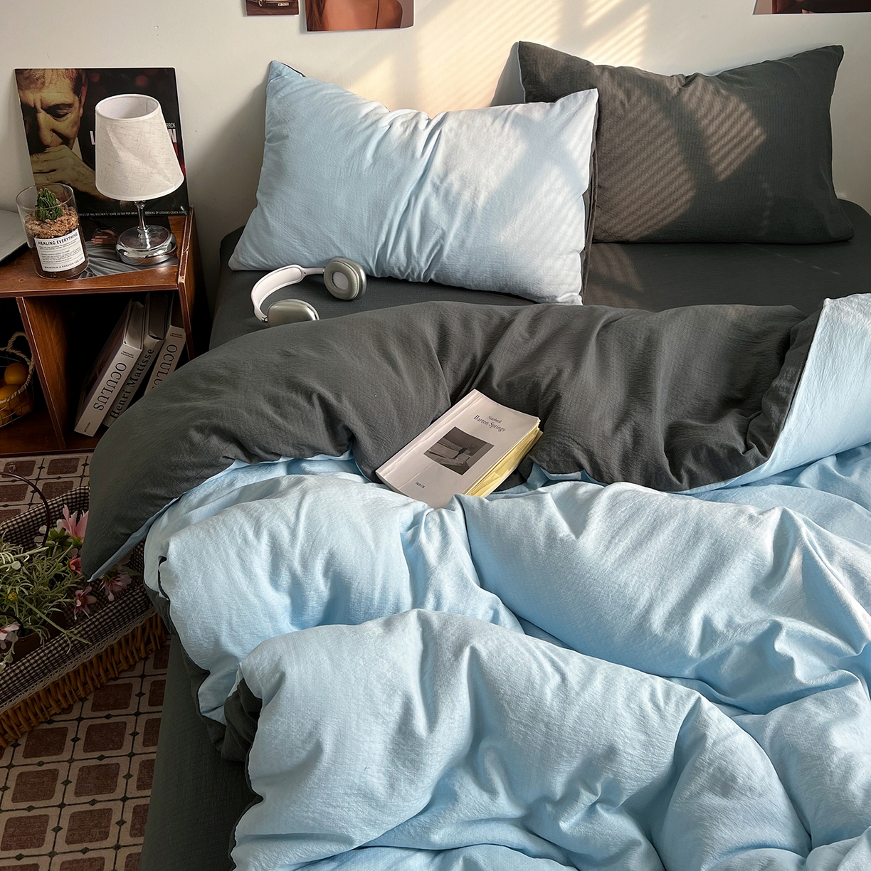 91家纺网 家纺一手货源 找家纺 花伞家居 2026新款简约纯色双拼双层纱高克重水洗棉四件套 涧石蓝+石墨灰