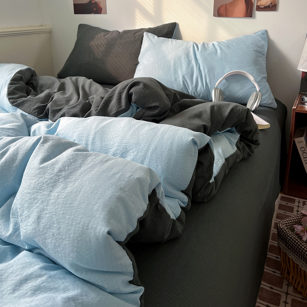 91家纺网 家纺一手货源 找家纺 花伞家居 2026新款简约纯色双拼双层纱高克重水洗棉四件套 涧石蓝+石墨灰