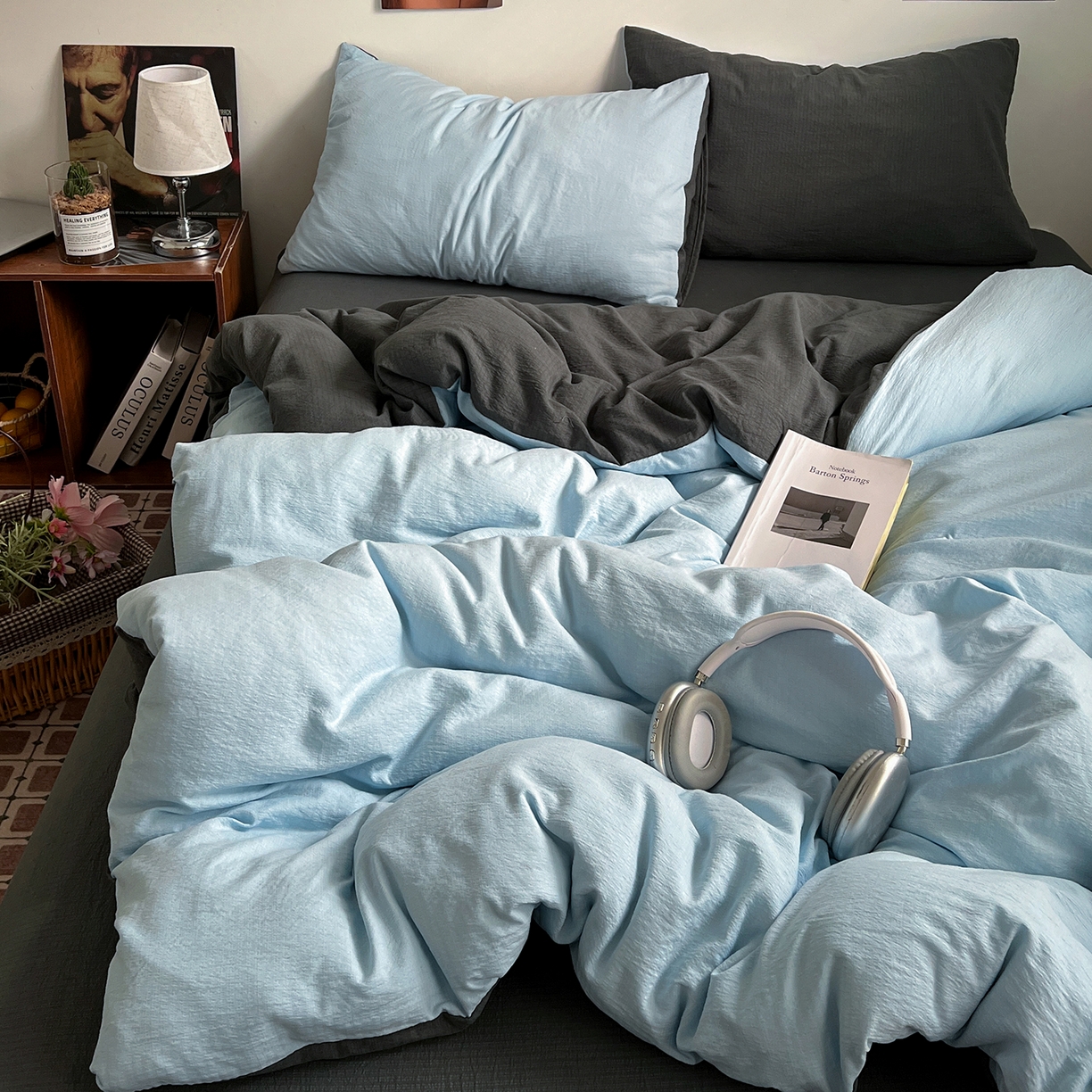 91家纺网 家纺一手货源 找家纺 花伞家居 2026新款简约纯色双拼双层纱高克重水洗棉四件套 涧石蓝+石墨灰