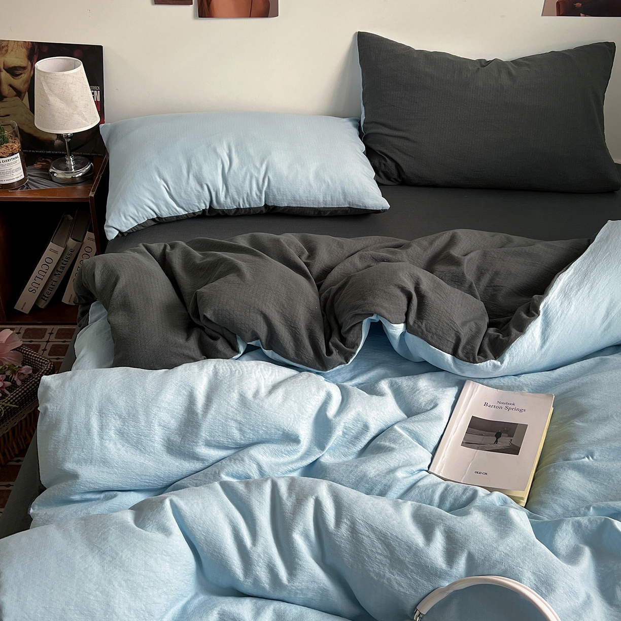 91家纺网 家纺一手货源 找家纺 花伞家居 2026新款简约纯色双拼双层纱高克重水洗棉四件套 涧石蓝+石墨灰