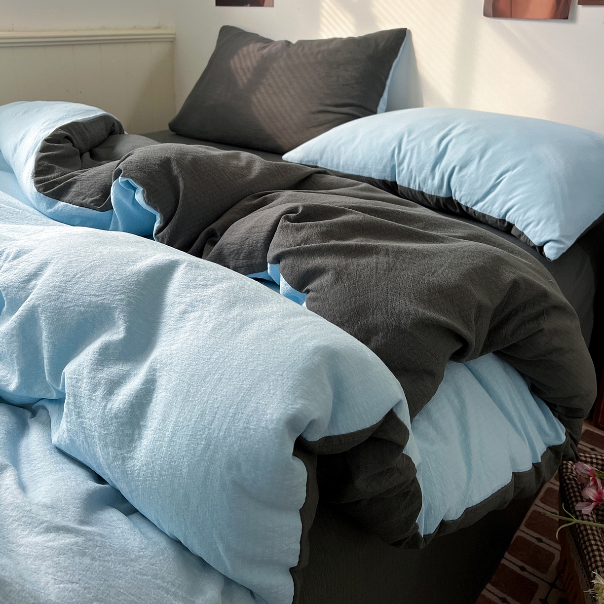 91家纺网 家纺一手货源 找家纺 花伞家居 2026新款简约纯色双拼双层纱高克重水洗棉四件套 涧石蓝+石墨灰