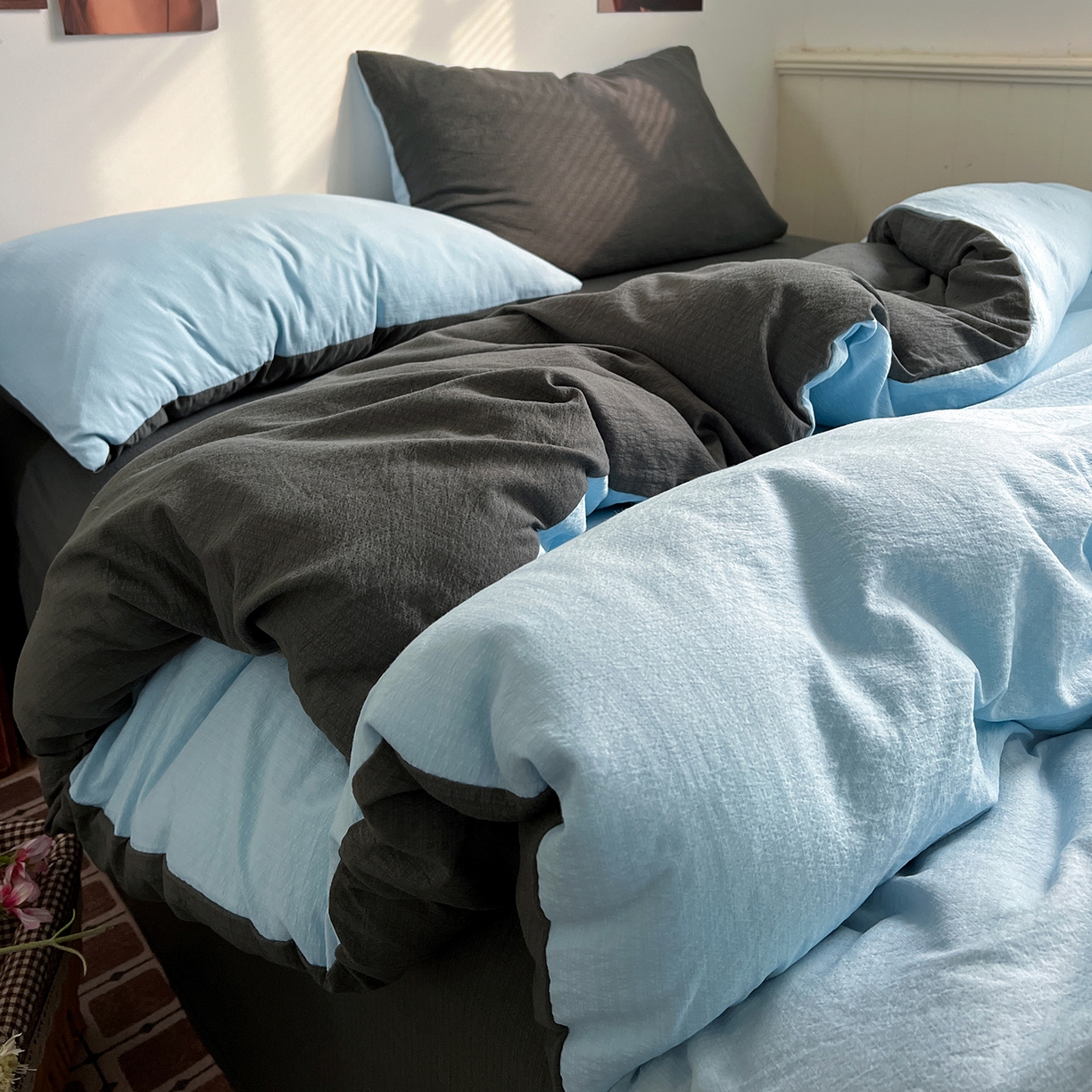 91家纺网 家纺一手货源 找家纺 花伞家居 2026新款简约纯色双拼双层纱高克重水洗棉四件套 涧石蓝+石墨灰