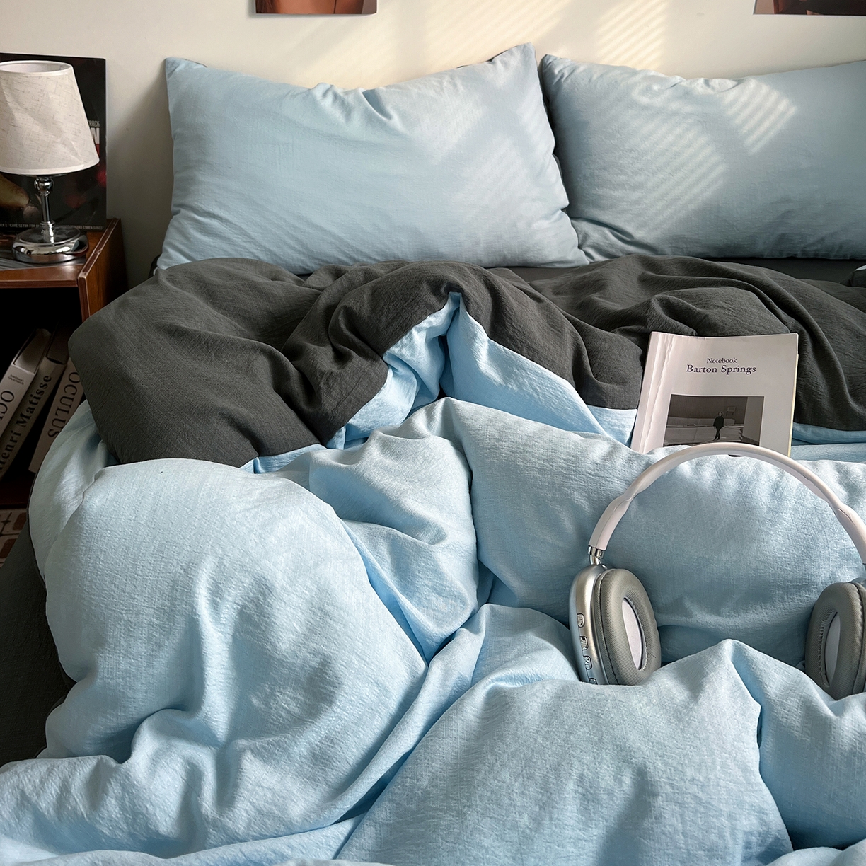 91家纺网 家纺一手货源 找家纺 花伞家居 2026新款简约纯色双拼双层纱高克重水洗棉四件套 涧石蓝+石墨灰