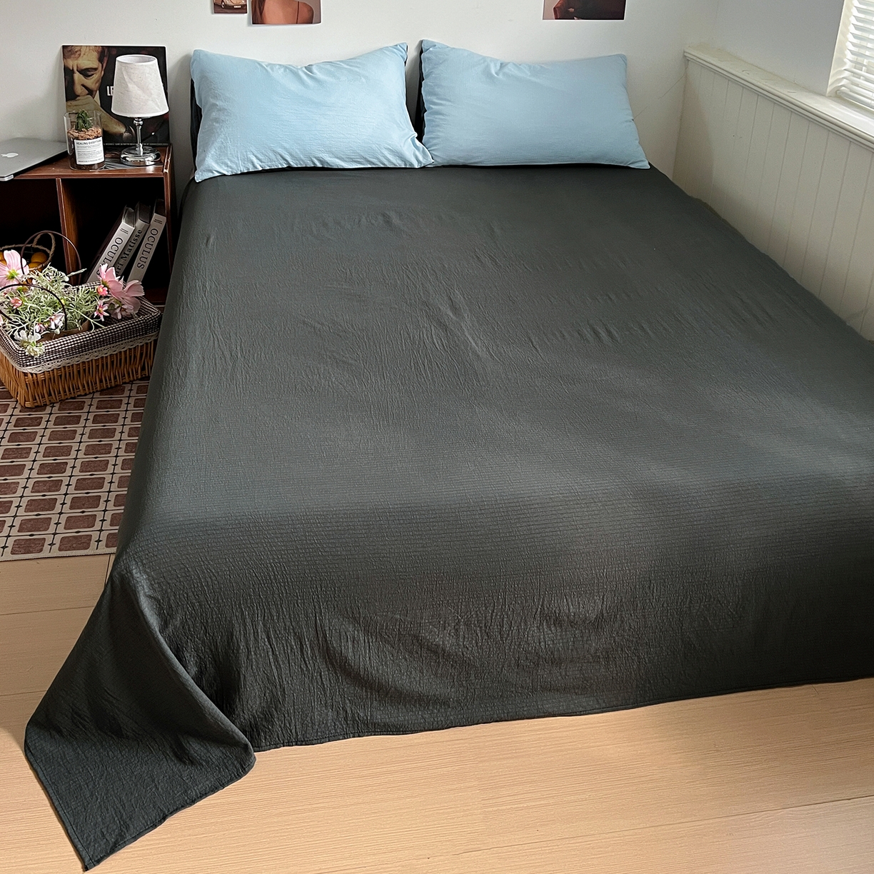 91家纺网 家纺一手货源 找家纺 花伞家居 2026新款简约纯色双拼双层纱高克重水洗棉四件套 涧石蓝+石墨灰