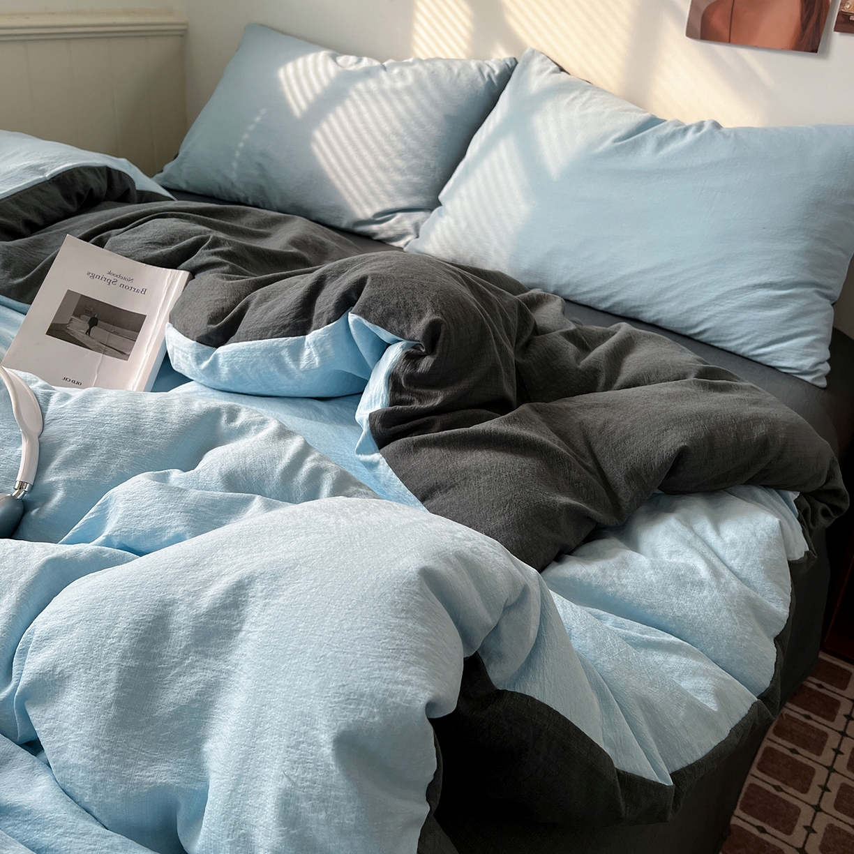 91家纺网 家纺一手货源 找家纺 花伞家居 2026新款简约纯色双拼双层纱高克重水洗棉四件套 涧石蓝+石墨灰