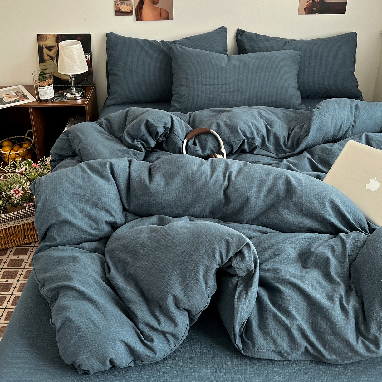 91家纺网 家纺一手货源 找家纺 花伞家居 2026新款简约纯色双拼双层纱高克重水洗棉四件套 深邃蓝