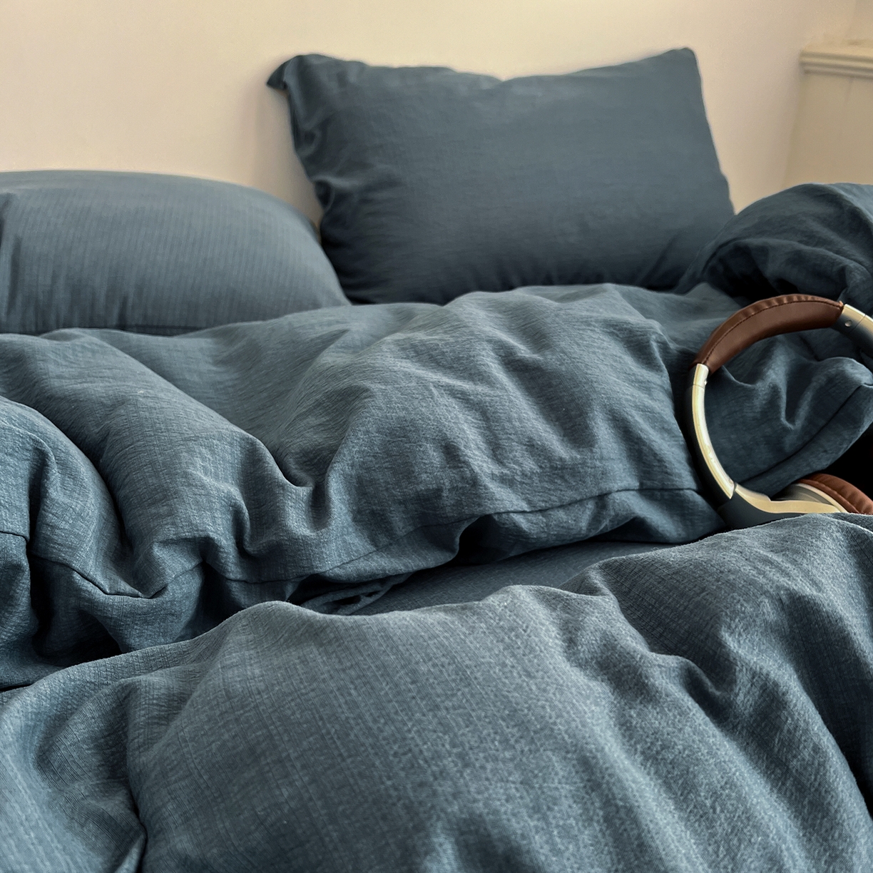 91家纺网 家纺一手货源 找家纺 花伞家居 2026新款简约纯色双拼双层纱高克重水洗棉四件套 深邃蓝