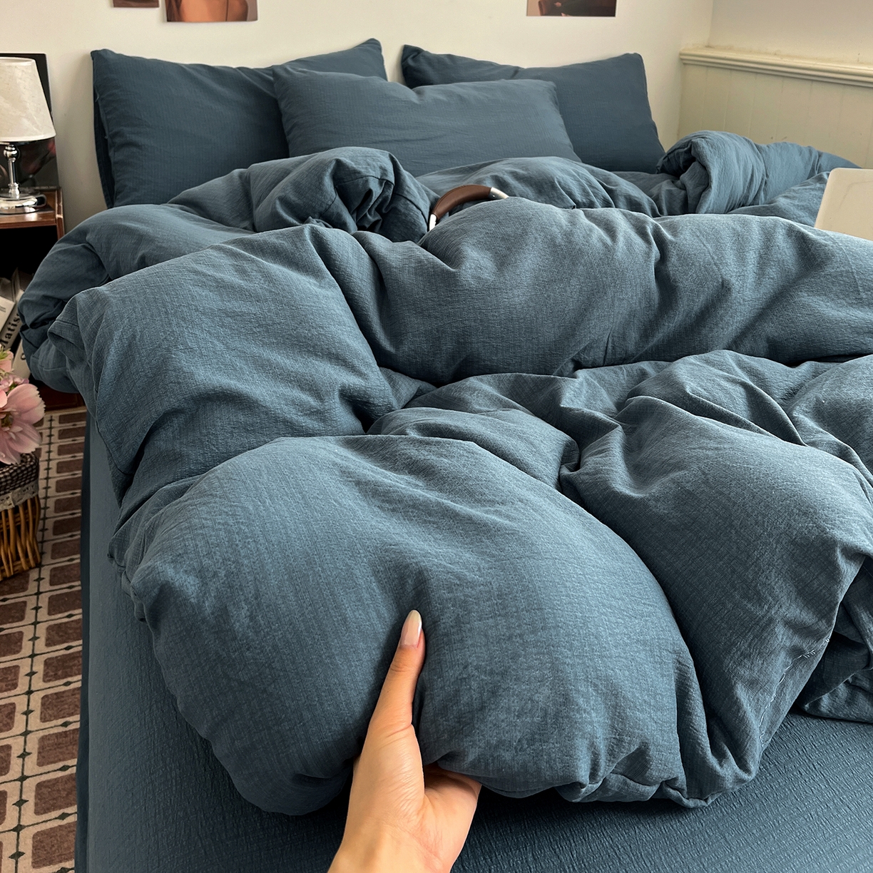 91家纺网 家纺一手货源 找家纺 花伞家居 2026新款简约纯色双拼双层纱高克重水洗棉四件套 深邃蓝