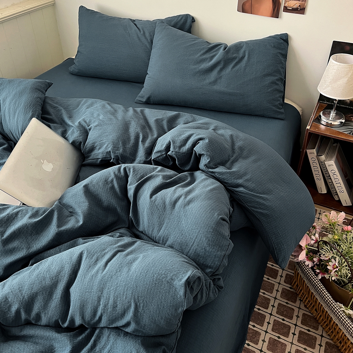 91家纺网 家纺一手货源 找家纺 花伞家居 2026新款简约纯色双拼双层纱高克重水洗棉四件套 深邃蓝