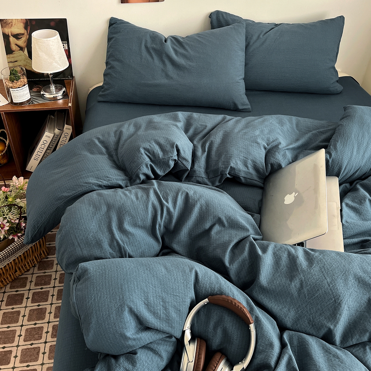 91家纺网 家纺一手货源 找家纺 花伞家居 2026新款简约纯色双拼双层纱高克重水洗棉四件套 深邃蓝