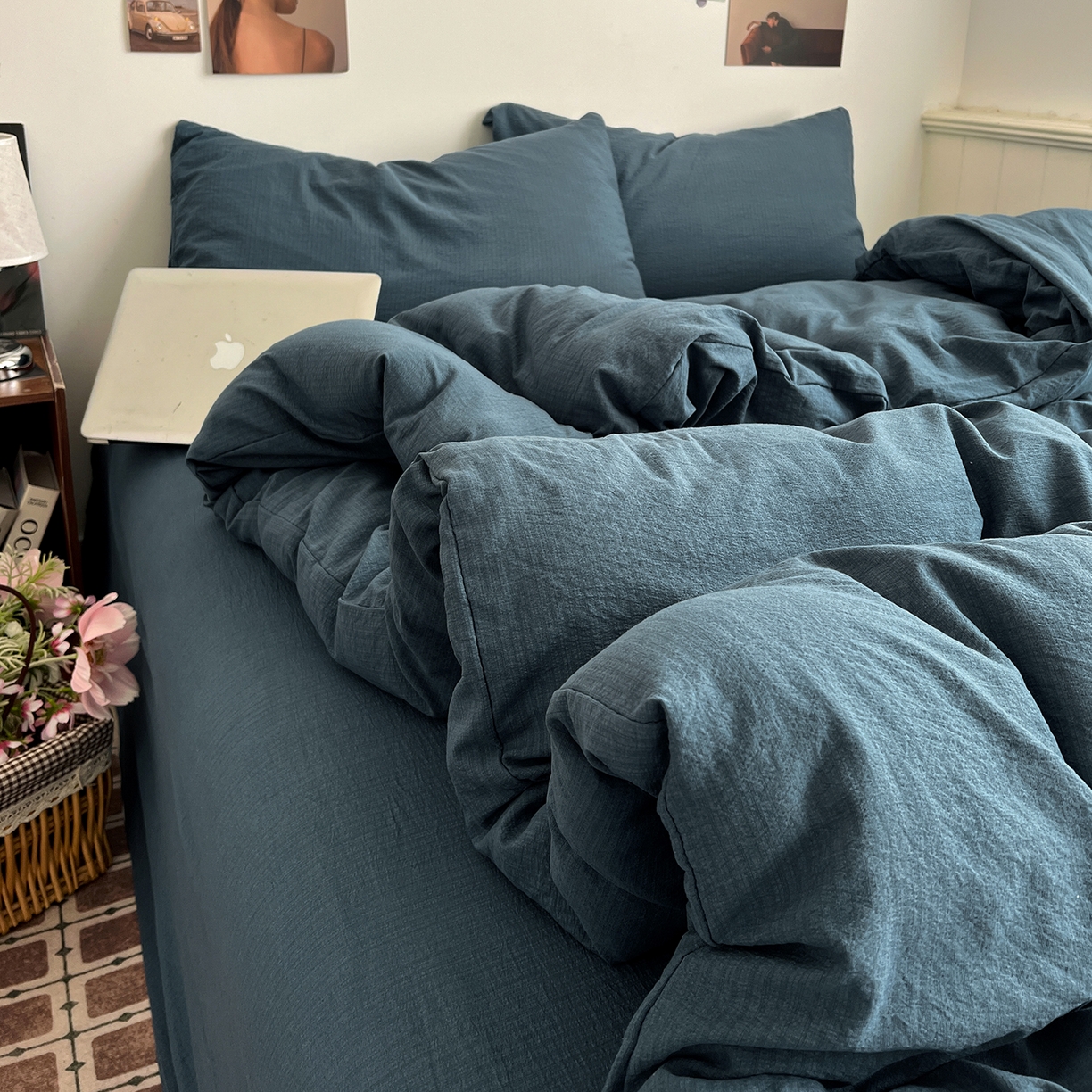 91家纺网 家纺一手货源 找家纺 花伞家居 2026新款简约纯色双拼双层纱高克重水洗棉四件套 深邃蓝