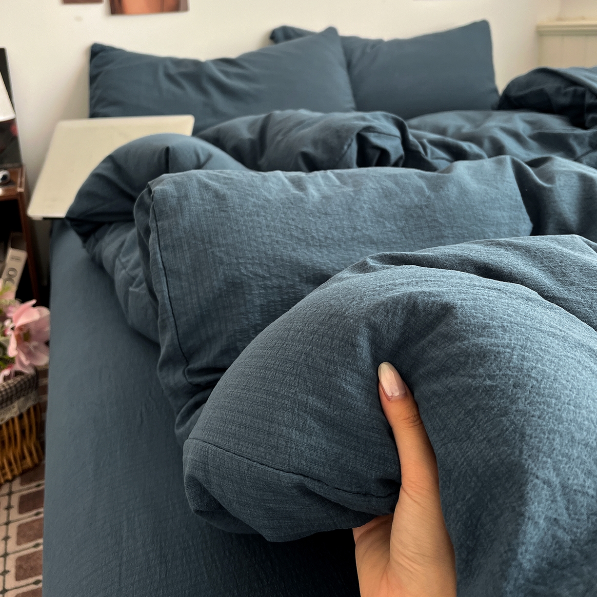 91家纺网 家纺一手货源 找家纺 花伞家居 2026新款简约纯色双拼双层纱高克重水洗棉四件套 深邃蓝