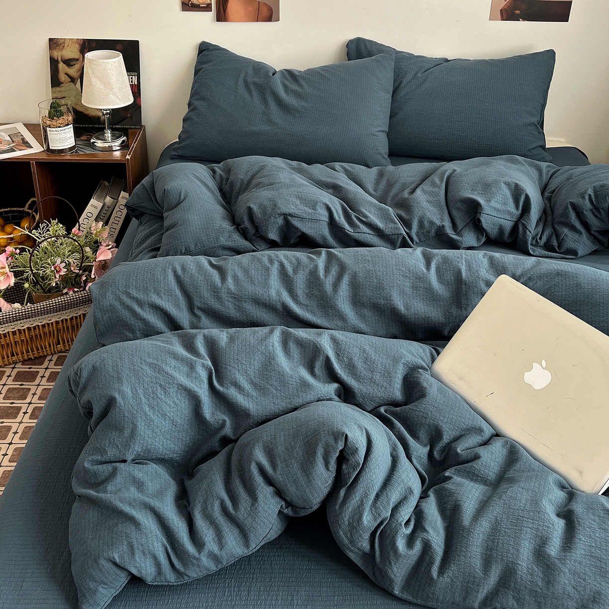 91家纺网 家纺一手货源 找家纺 花伞家居 2026新款简约纯色双拼双层纱高克重水洗棉四件套 深邃蓝