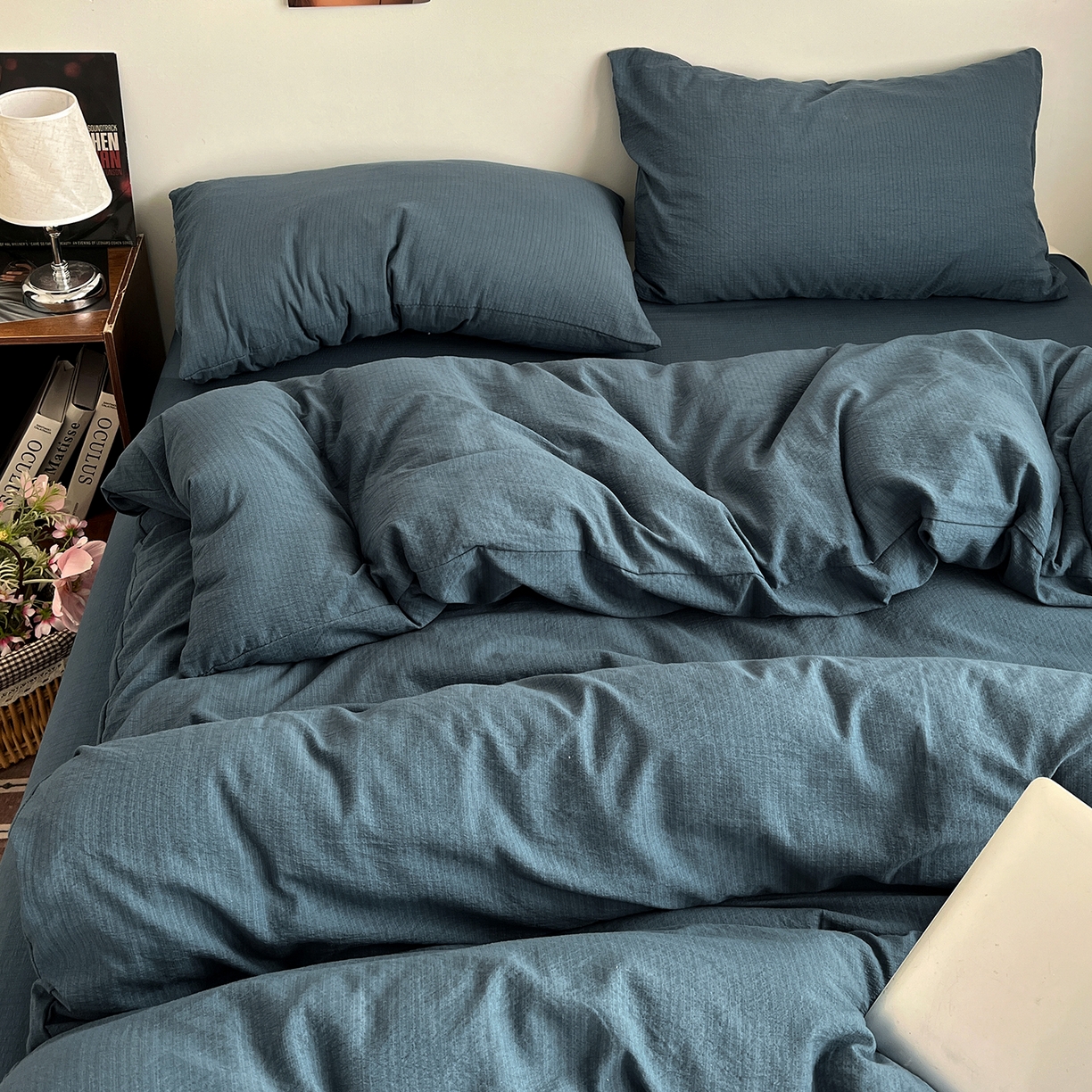 91家纺网 家纺一手货源 找家纺 花伞家居 2026新款简约纯色双拼双层纱高克重水洗棉四件套 深邃蓝