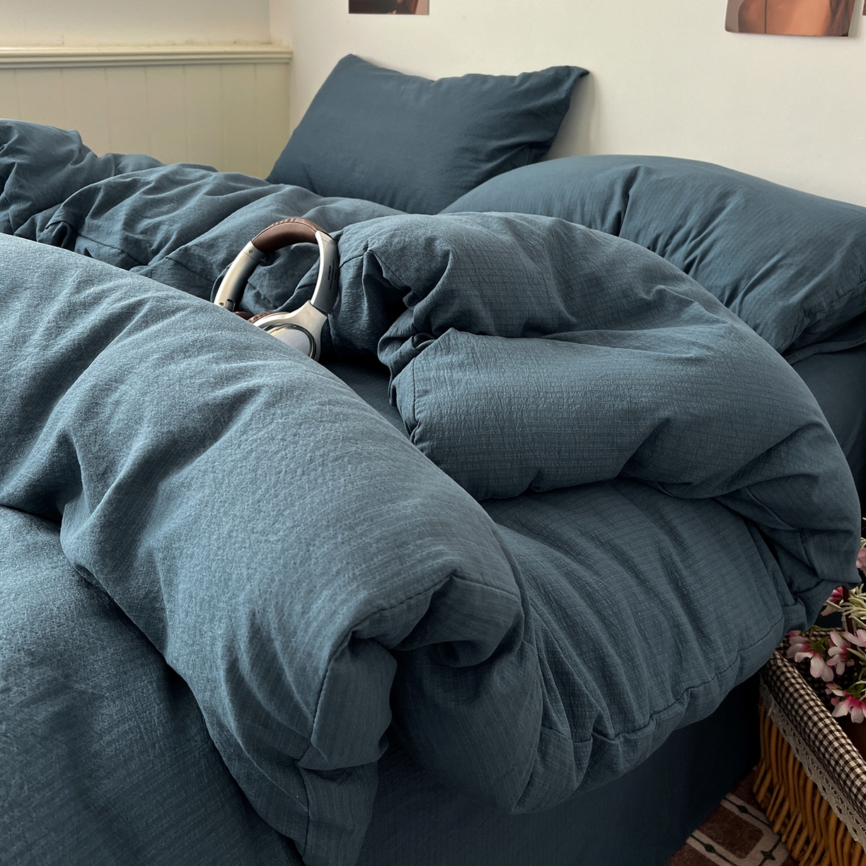 91家纺网 家纺一手货源 找家纺 花伞家居 2026新款简约纯色双拼双层纱高克重水洗棉四件套 深邃蓝