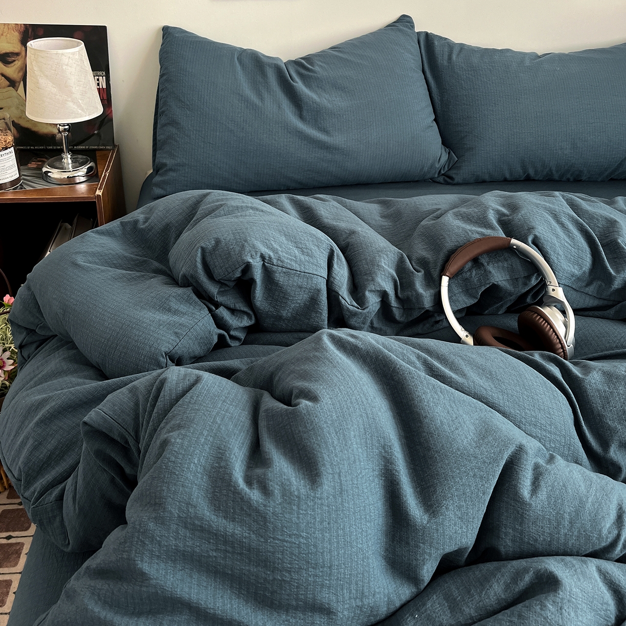 91家纺网 家纺一手货源 找家纺 花伞家居 2026新款简约纯色双拼双层纱高克重水洗棉四件套 深邃蓝