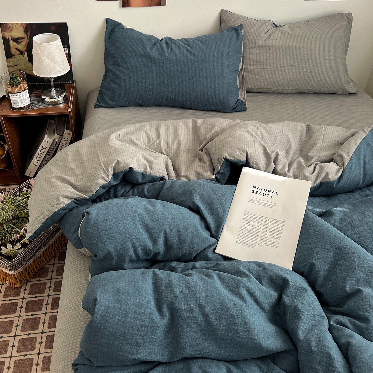 91家纺网 家纺一手货源 找家纺 花伞家居 2026新款简约纯色双拼双层纱高克重水洗棉四件套 深邃蓝+松烟灰